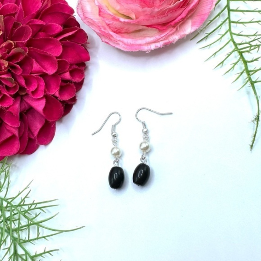 NEW⚜️Black Glass & Pearl Dangly Drop Earrings